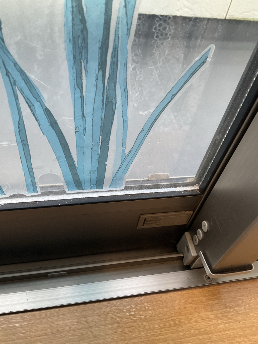 伊勢日軽のペアガラスの内部結露発生によるガラス交換☆の施工前の写真2