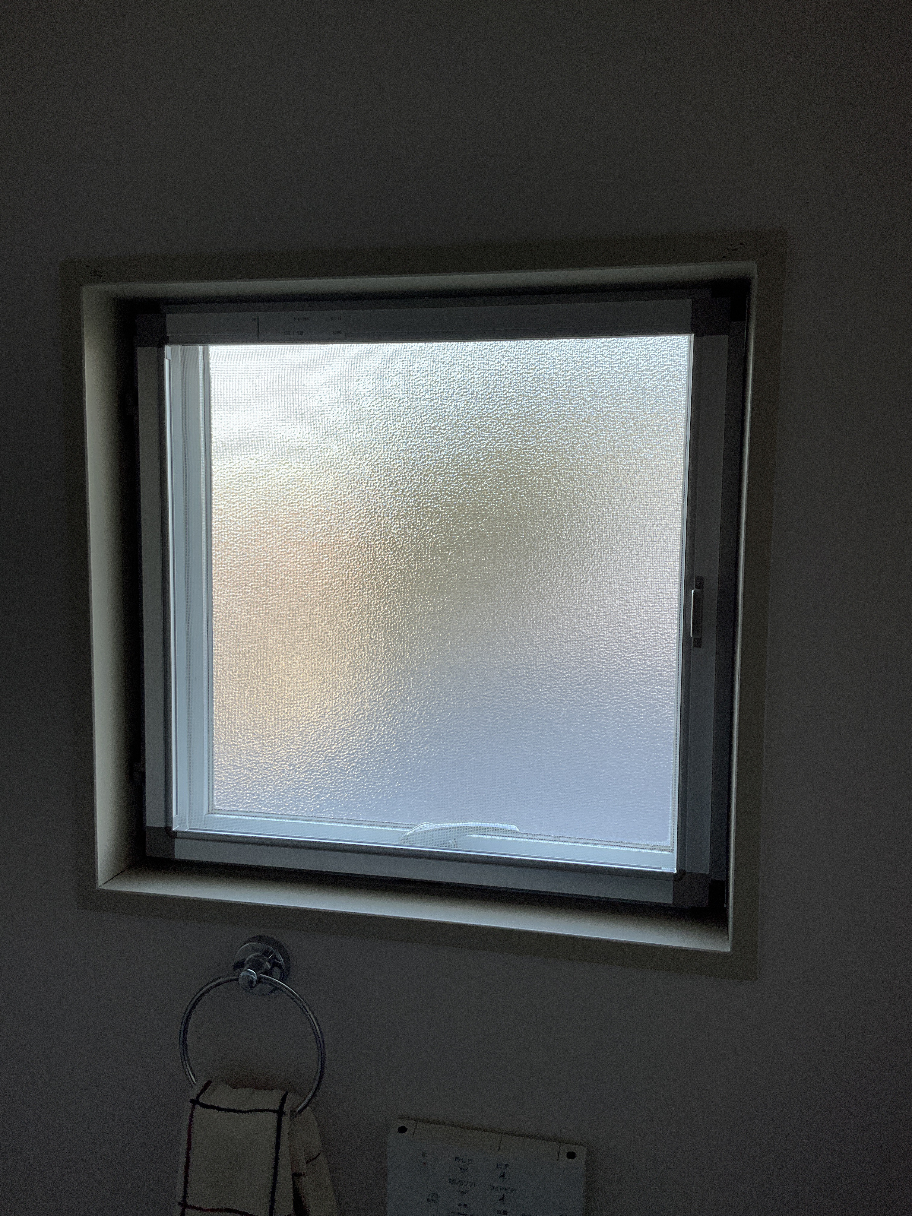 伊勢日軽の開き網戸の設置工事の施工後の写真1