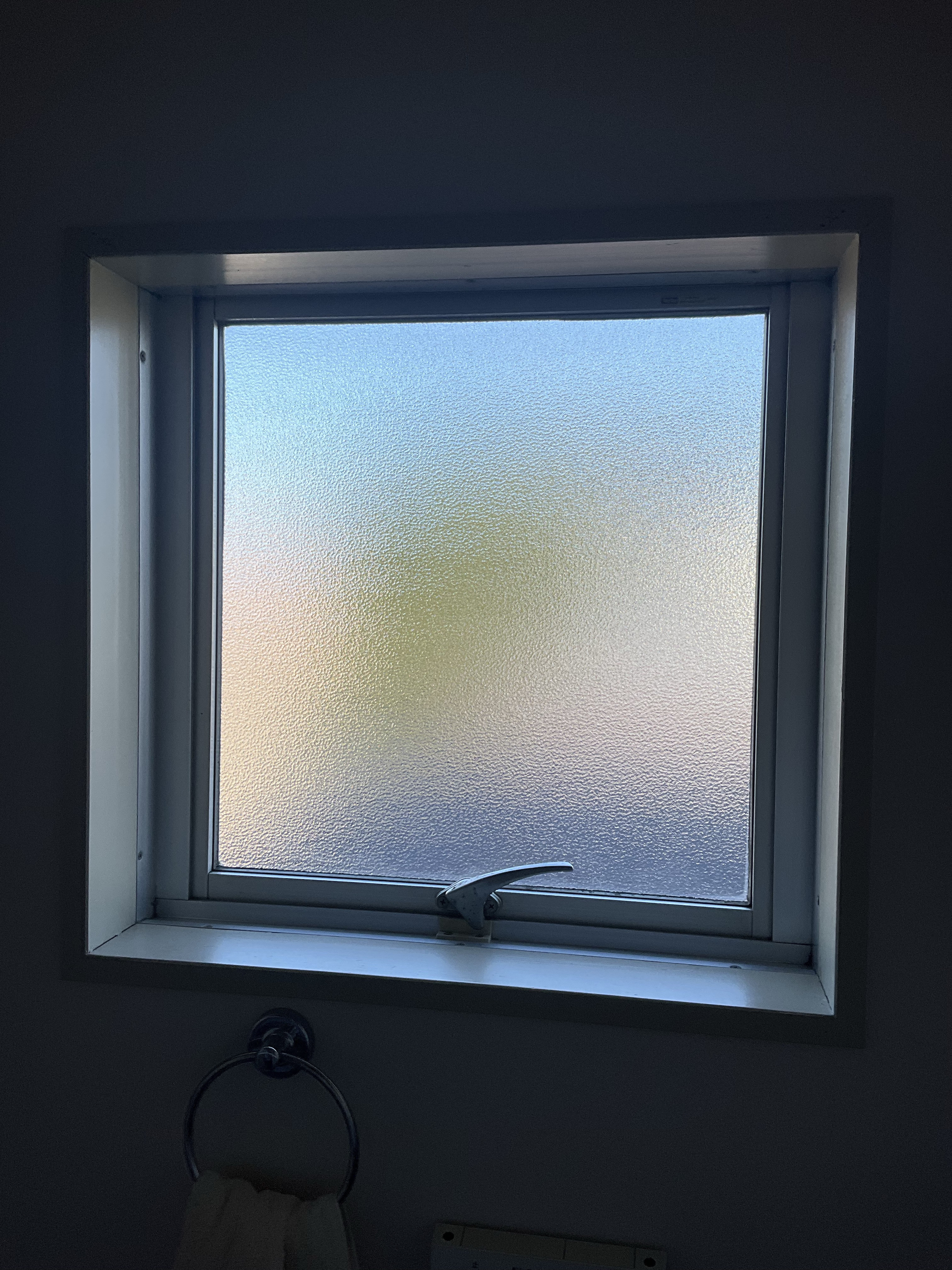 伊勢日軽の開き網戸の設置工事の施工前の写真1