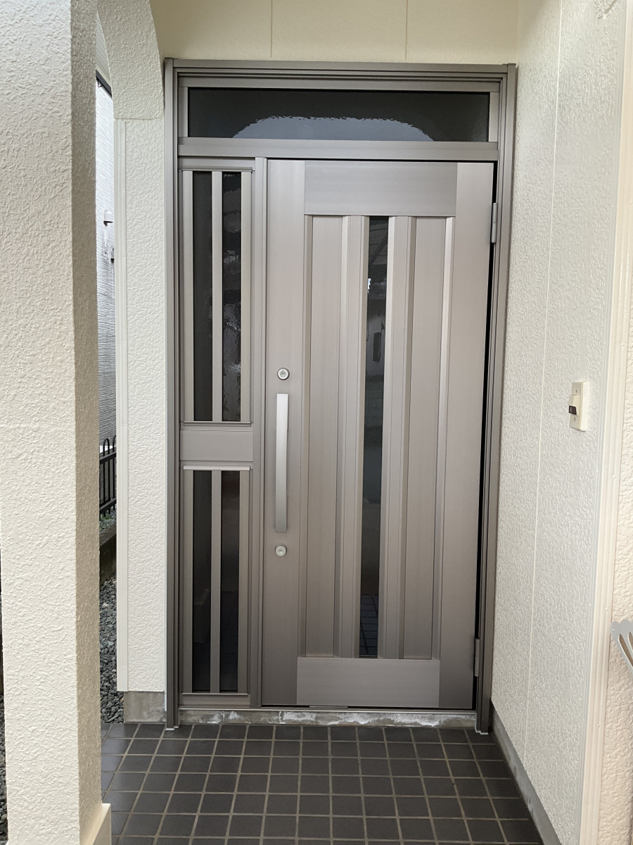 伊勢日軽の玄関ドア取替工事⭐の施工後の写真1