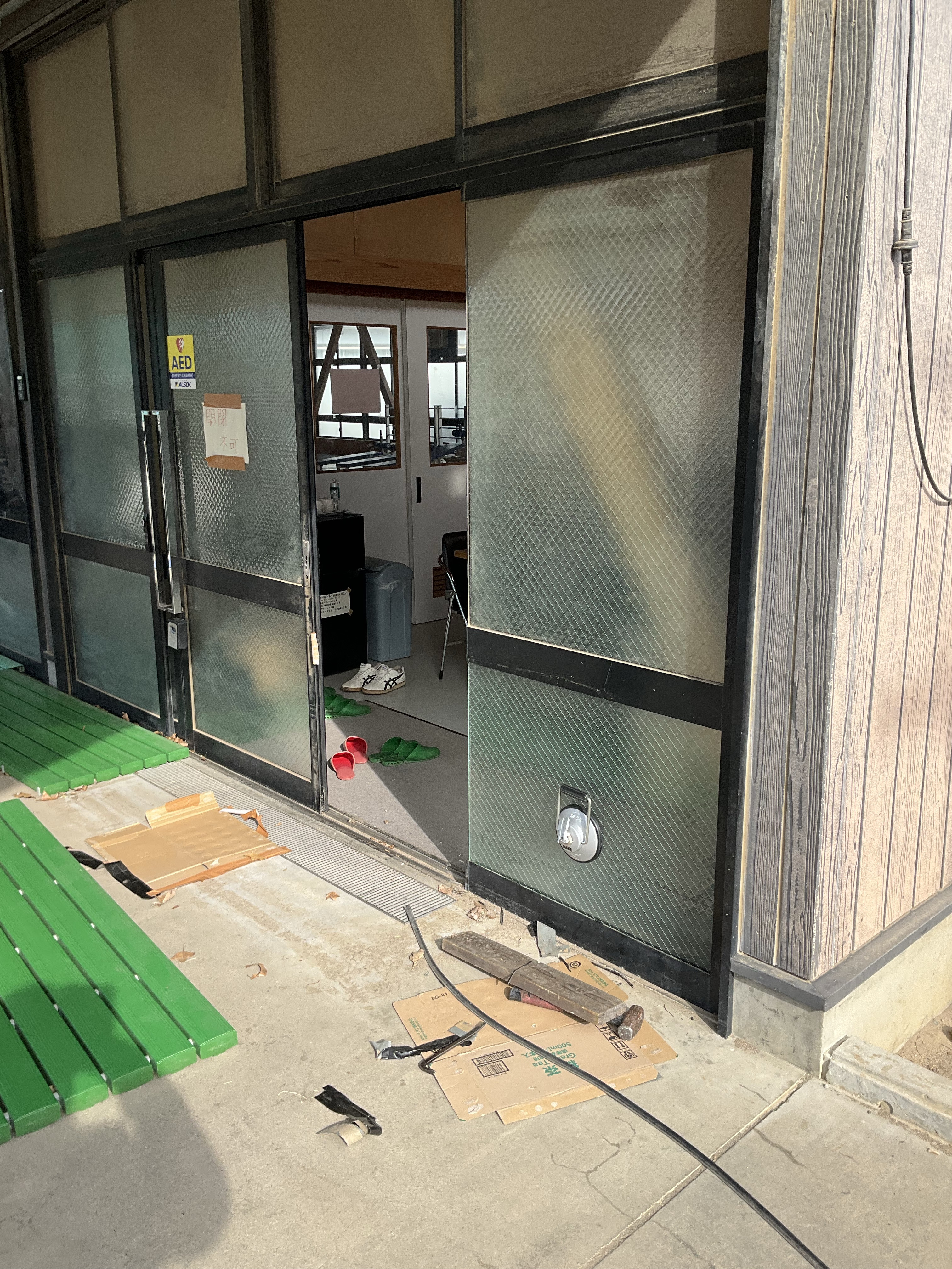 伊勢日軽のドアのガラス交換の施工前の写真2