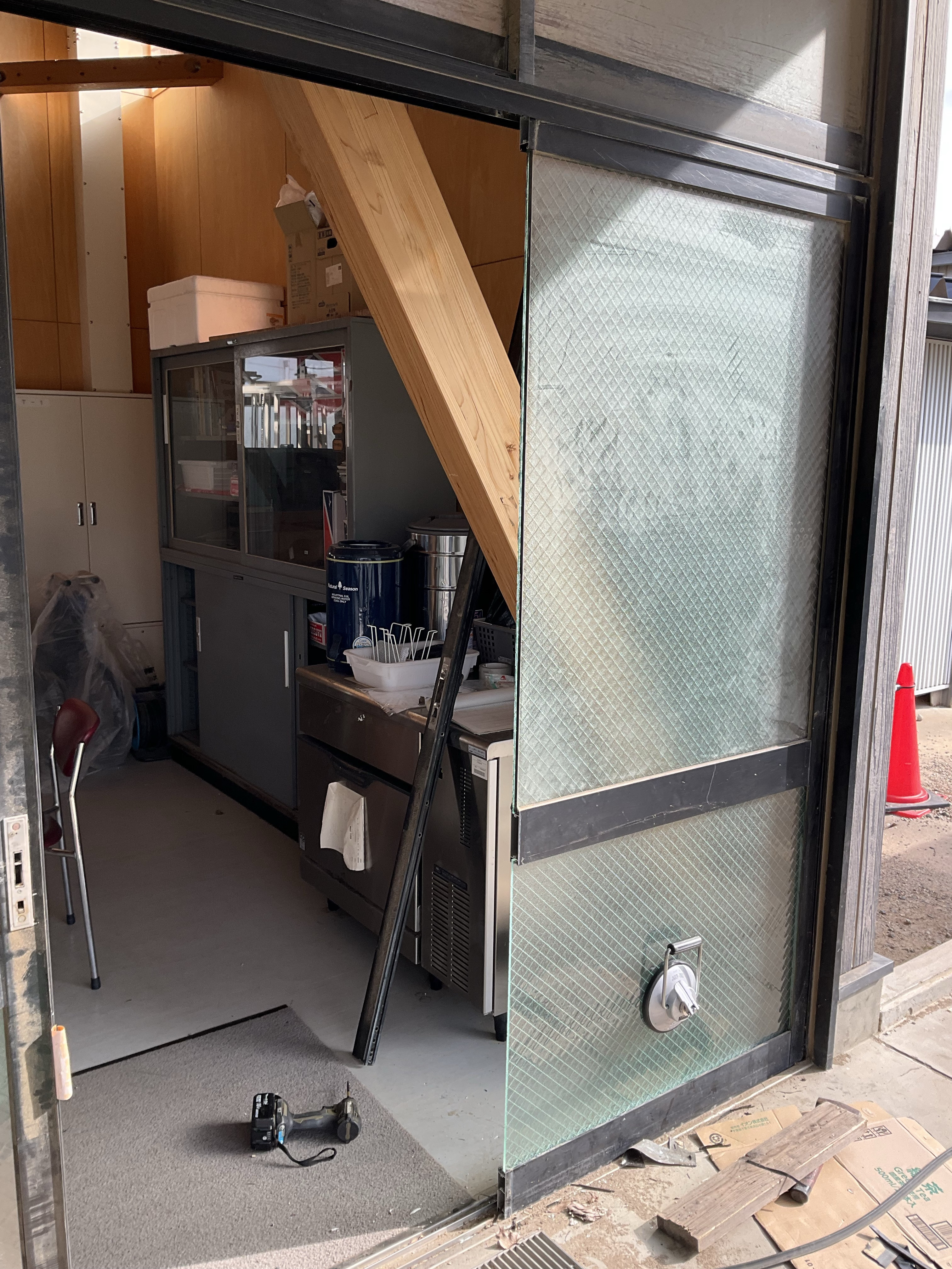 伊勢日軽のドアのガラス交換の施工前の写真3