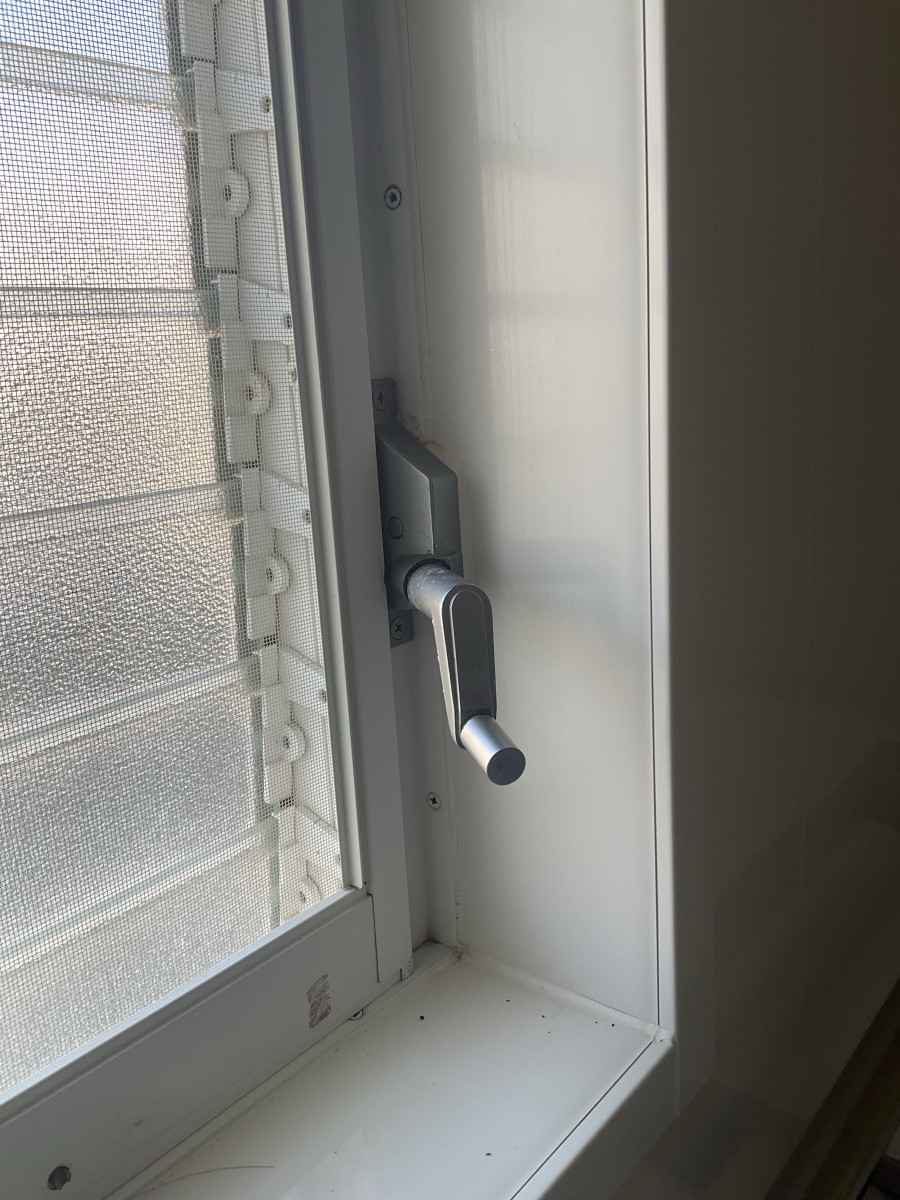 伊勢日軽のルーバー窓のハンドル交換♪の施工前の写真1