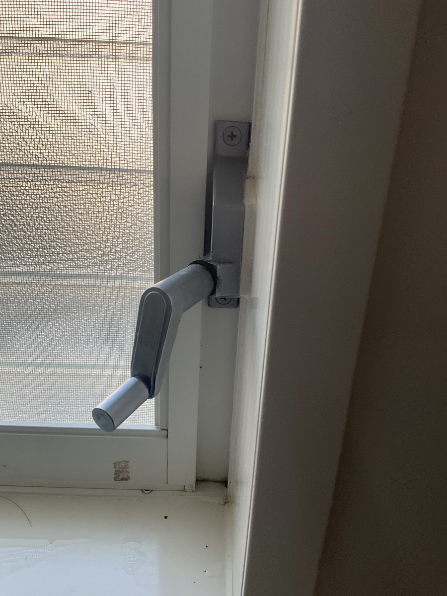 伊勢日軽のルーバー窓のハンドル交換♪の施工前の写真2