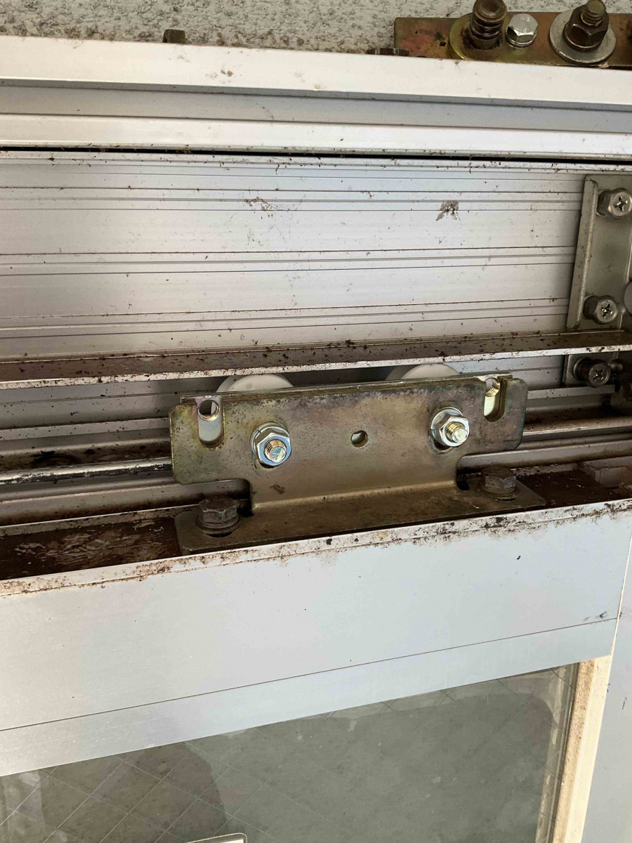 伊勢日軽のハンガー戸の戸車交換の施工後の写真1