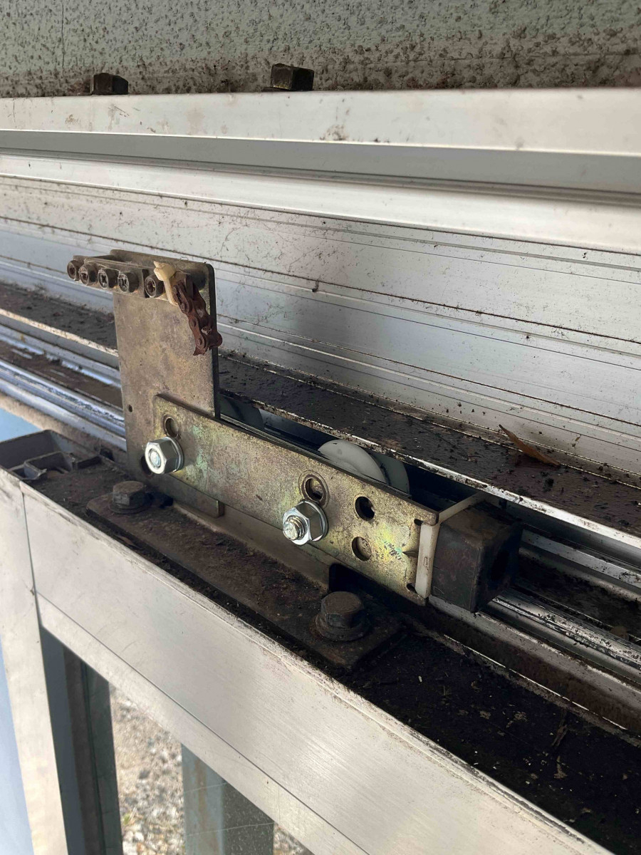 伊勢日軽のハンガー戸の戸車交換の施工後の写真2