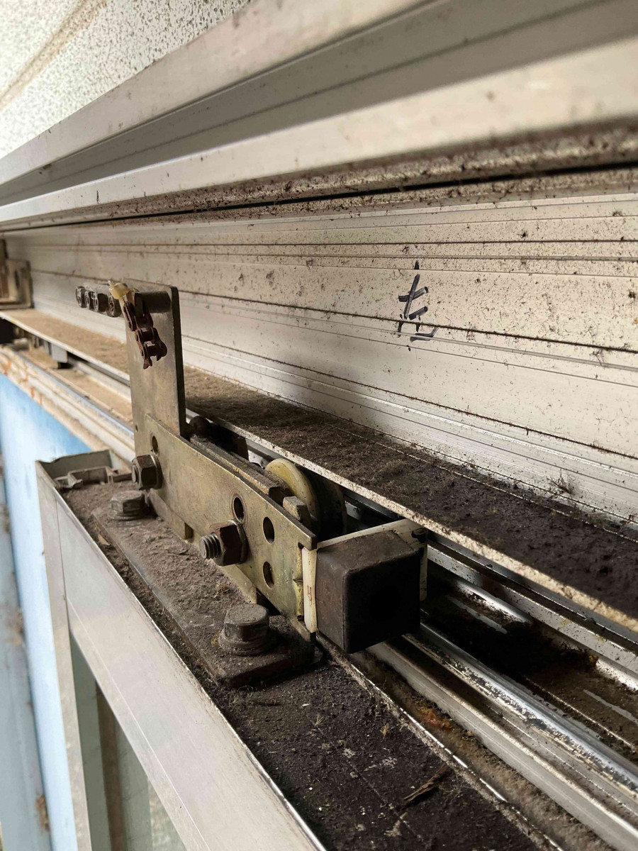 伊勢日軽のハンガー戸の戸車交換の施工前の写真1