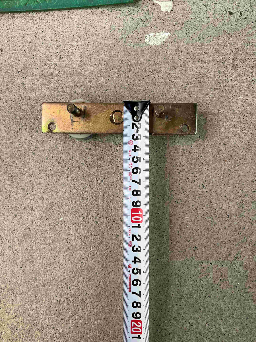 伊勢日軽のハンガー戸の戸車交換の施工前の写真2