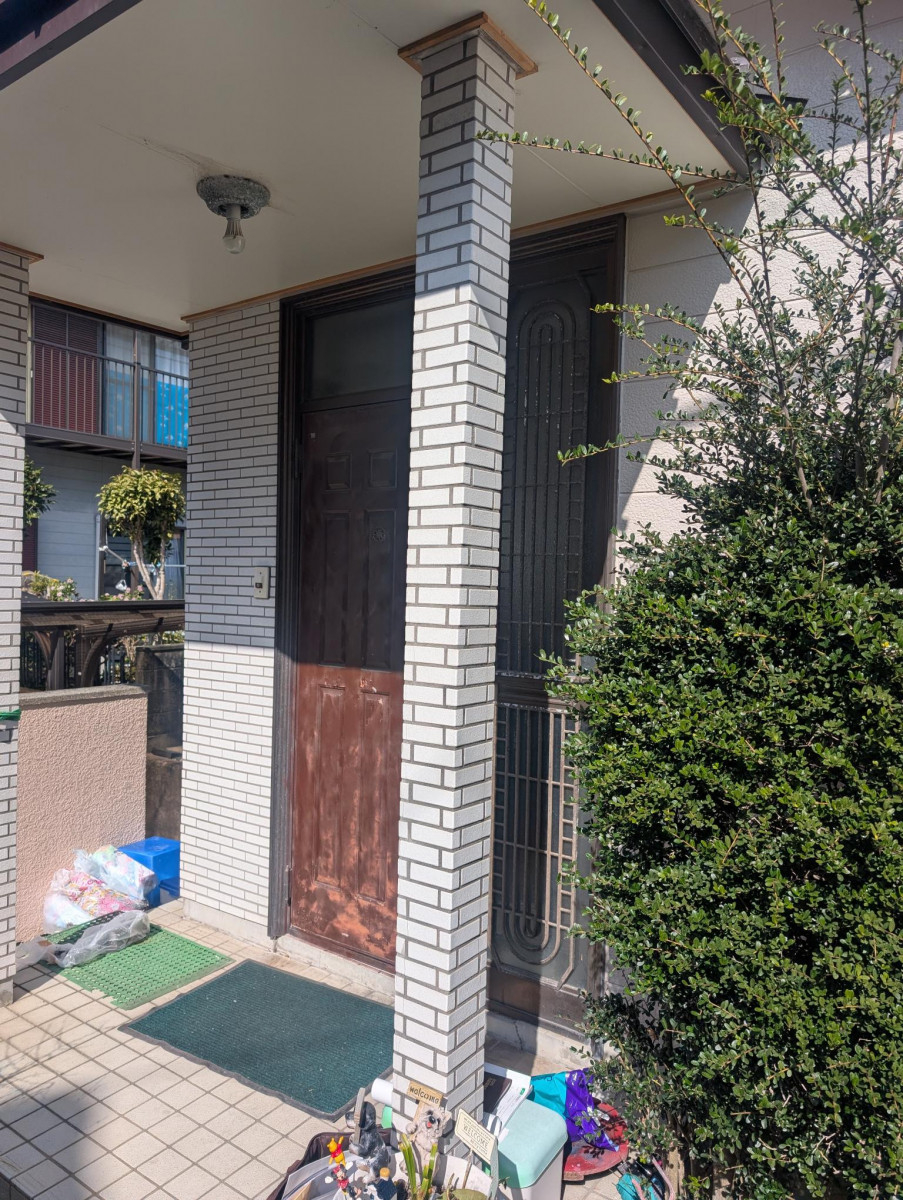 伊勢日軽の☆カバー工法で玄関の取替☆の施工前の写真2