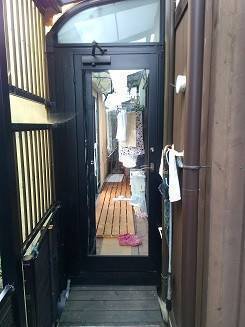 伊勢日軽のライトドアベルエアⅡ　通風ドアへ扉交換の施工前の写真1