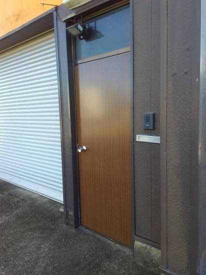 伊勢日軽の枠はそのままで、ドア扉のみの取替もできます。施工事例写真1