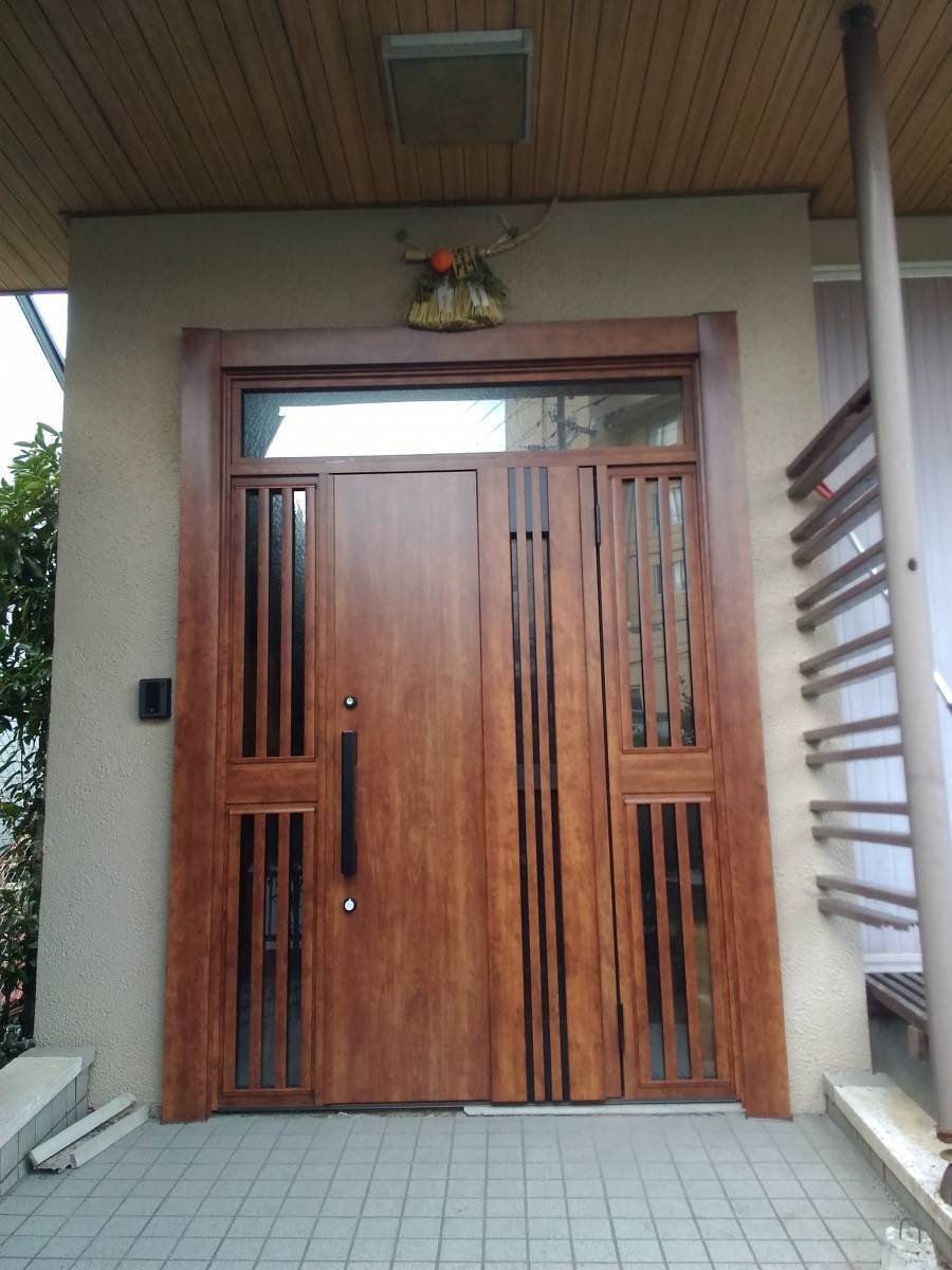 伊勢日軽の玄関ドア取替で、イメージアップ　リシェント玄関ドアの施工後の写真1
