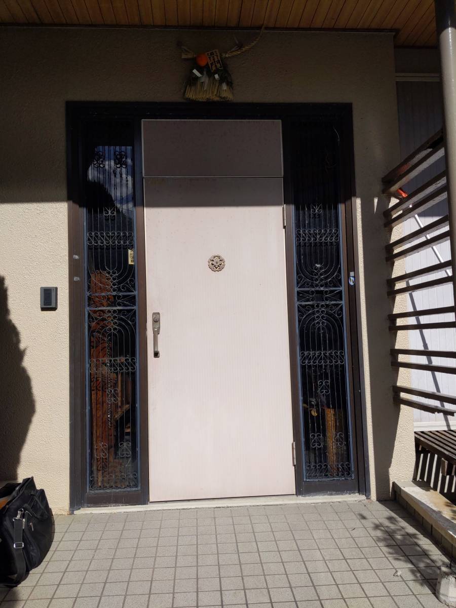 伊勢日軽の玄関ドア取替で、イメージアップ　リシェント玄関ドアの施工前の写真1