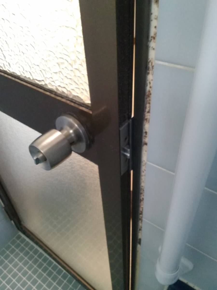 伊勢日軽の浴室ドア　ノブ交換しました。　ノブ操作で開閉ができないことがあります。の施工前の写真1