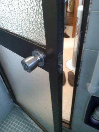 伊勢日軽の浴室ドア　ノブ交換しました。　ノブ操作で開閉ができないことがあります。施工事例写真1