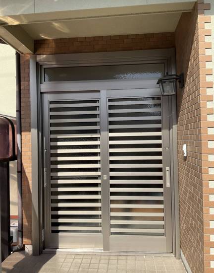 伊勢日軽の玄関引戸のトリカエ　既設引戸のリニューアル　リシェント玄関引戸で一新施工事例写真1