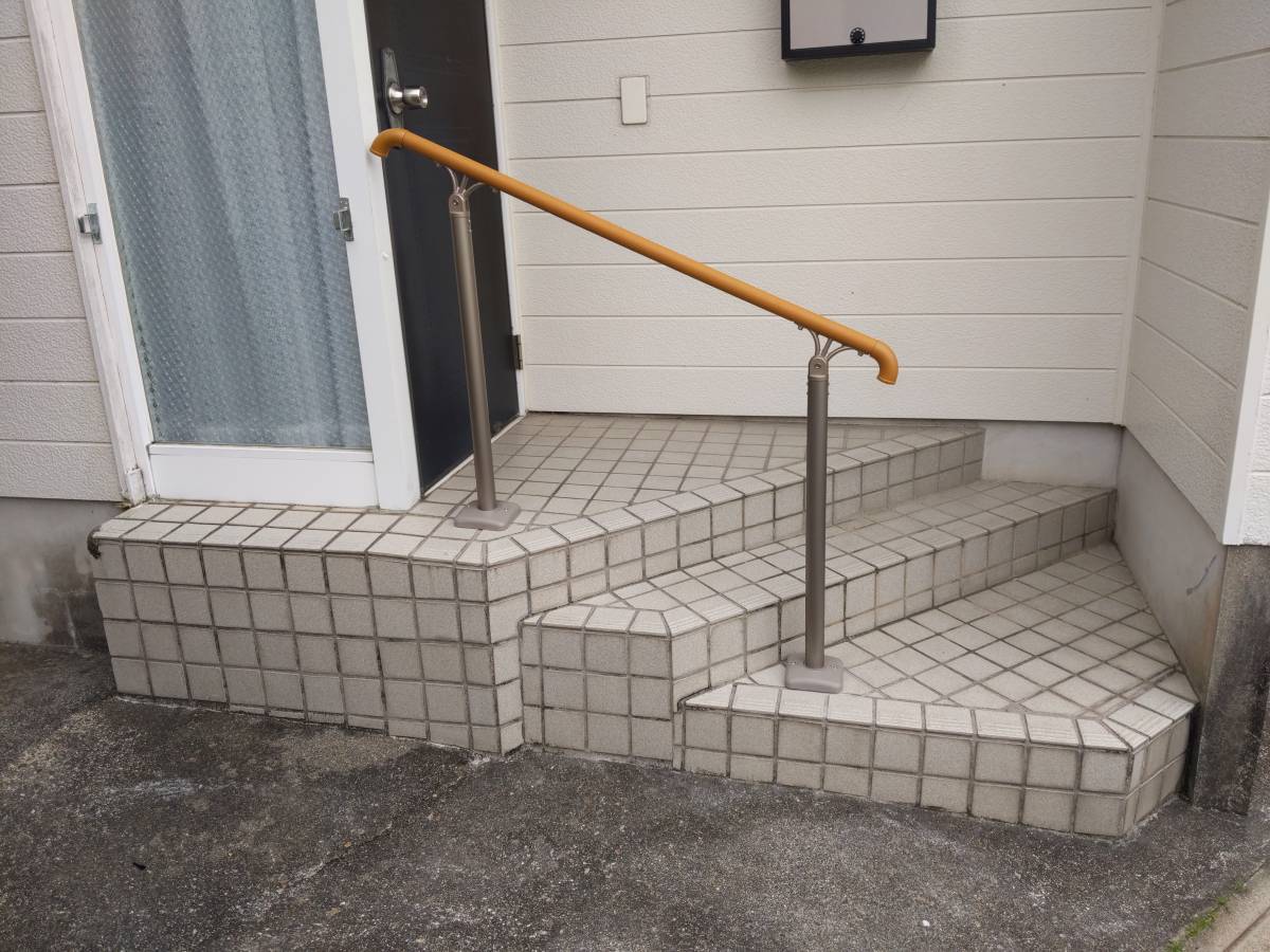 伊勢日軽の玄関の階段に　手すりを取付　ユニバーサルデザインの「UD手すり」の施工後の写真1