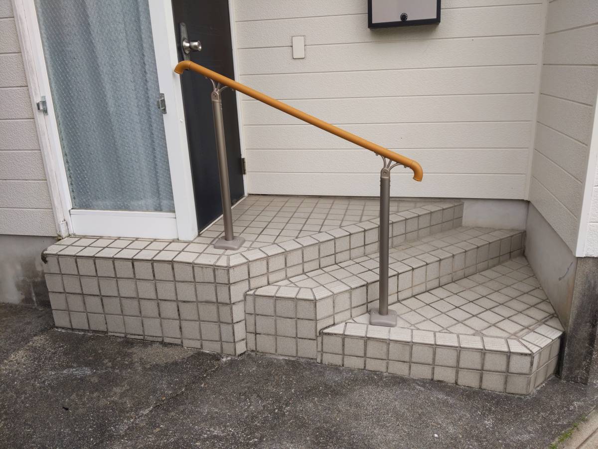 伊勢日軽の玄関の階段に 手すりを取付 ユニバーサルデザインの「UD手すり」の施工事例詳細写真1