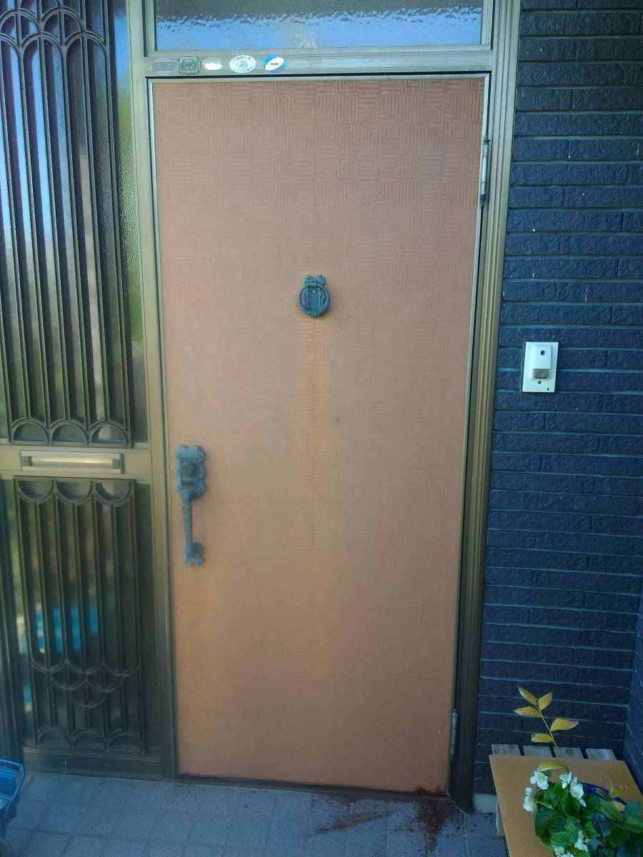 伊勢日軽の既存の枠をそのまま生かして、玄関扉取替の施工前の写真1