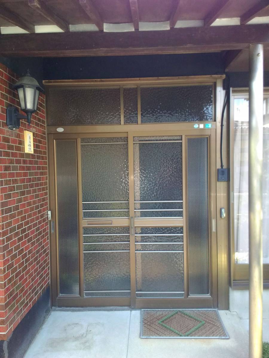 伊勢日軽の伊勢市　台風対策　玄関引き戸にもシャッター　の施工前の写真1