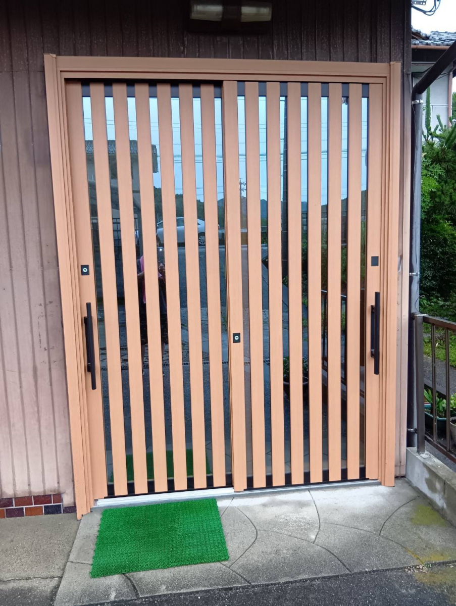 まごころ工房の【瑞浪市】縦格子が魅力の玄関引き戸リフォームの施工後の写真1