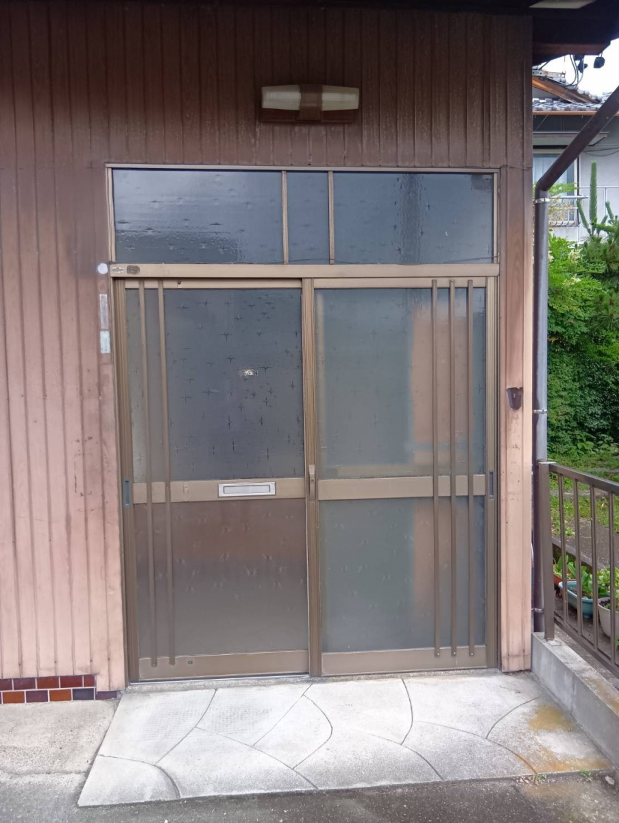 まごころ工房の【瑞浪市】縦格子が魅力の玄関引き戸リフォームの施工前の写真1