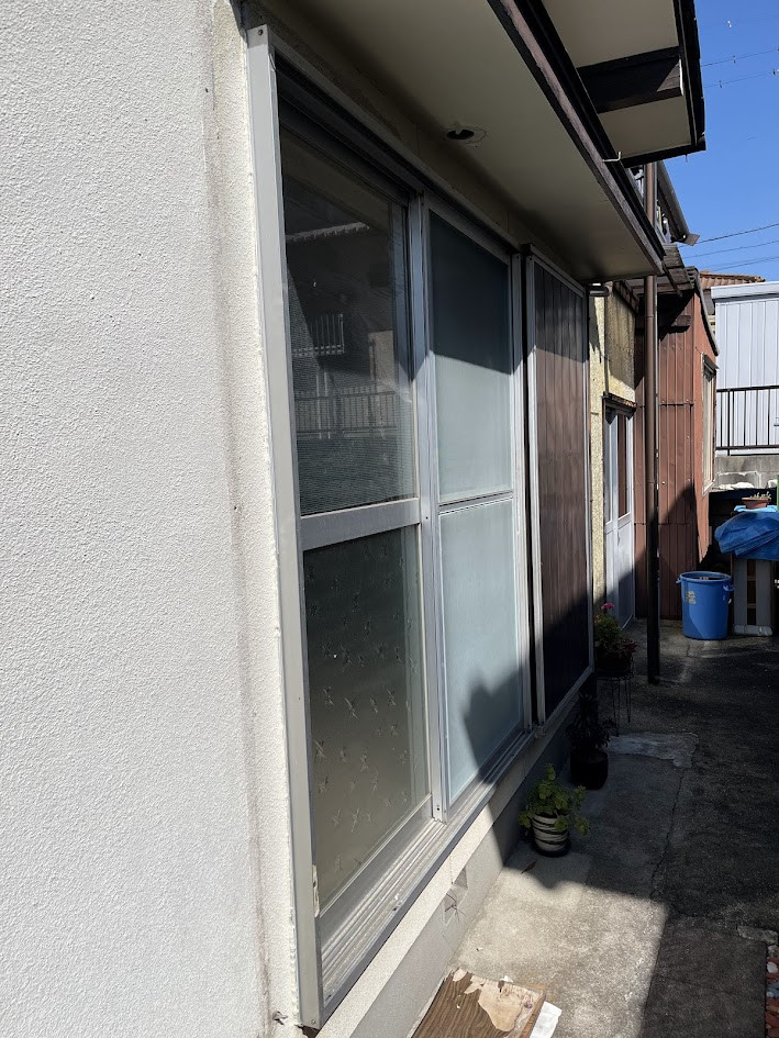 まごころ工房の【多治見市】冬の寒さと夏の暑さを解決！カバー工法による高断熱窓リフォームの施工前の写真1