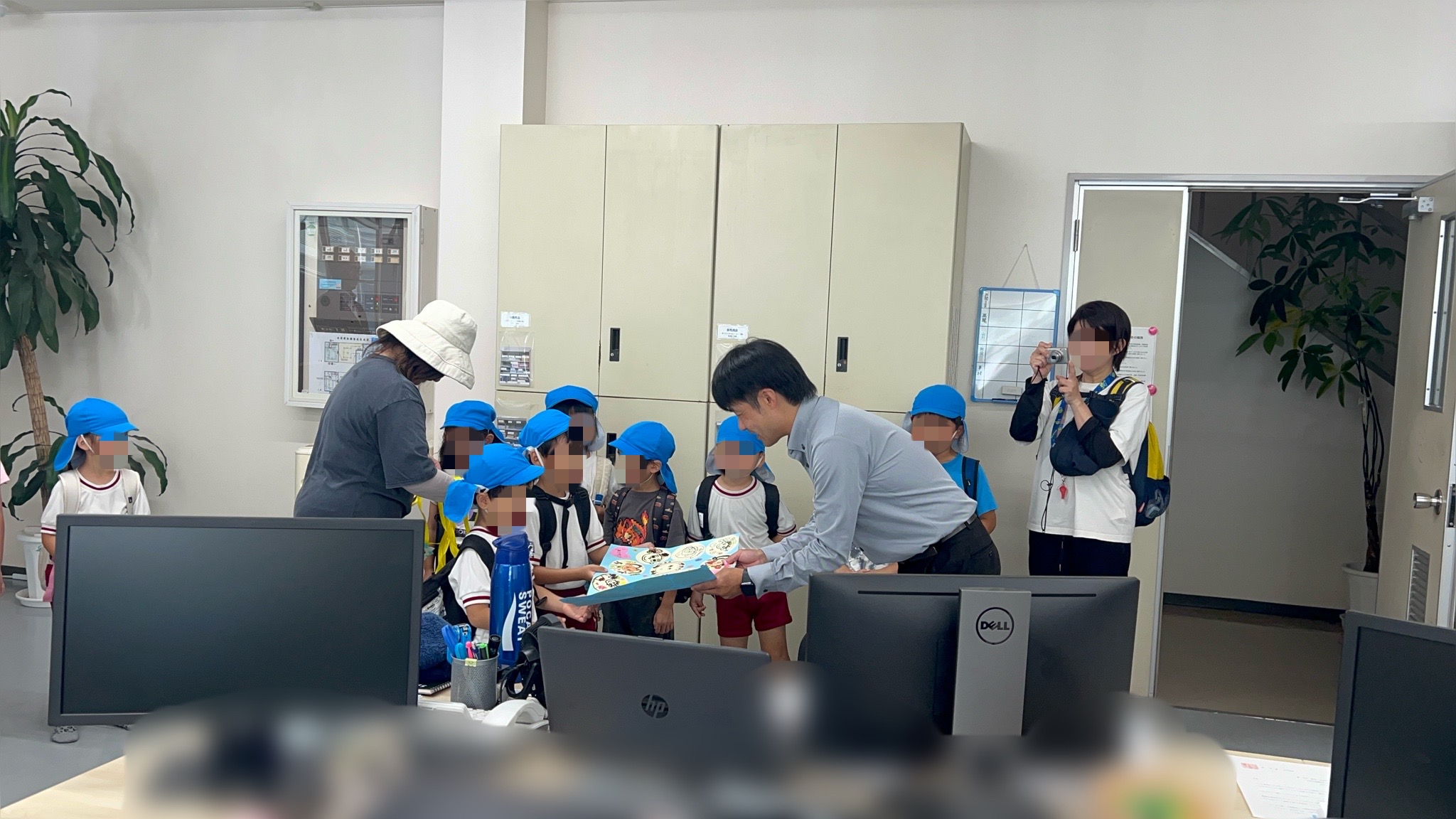 寄贈活動のご報告｜市長と園児の皆さんからあたたかい贈り物をいただきました☺️ 山口西京トーヨー住器 岩国営業所のブログ 写真2