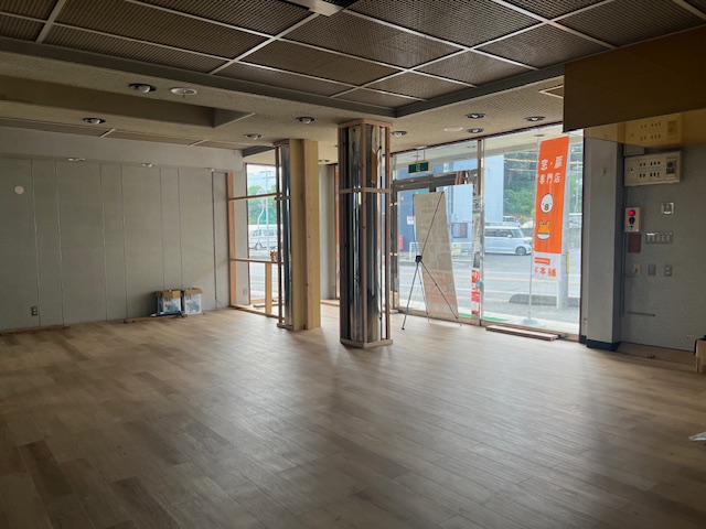 【店舗床リフォーム進捗④】うわばReフロアで仕上げ施工中(^^♪ 山口西京トーヨー住器 岩国営業所のブログ 写真1