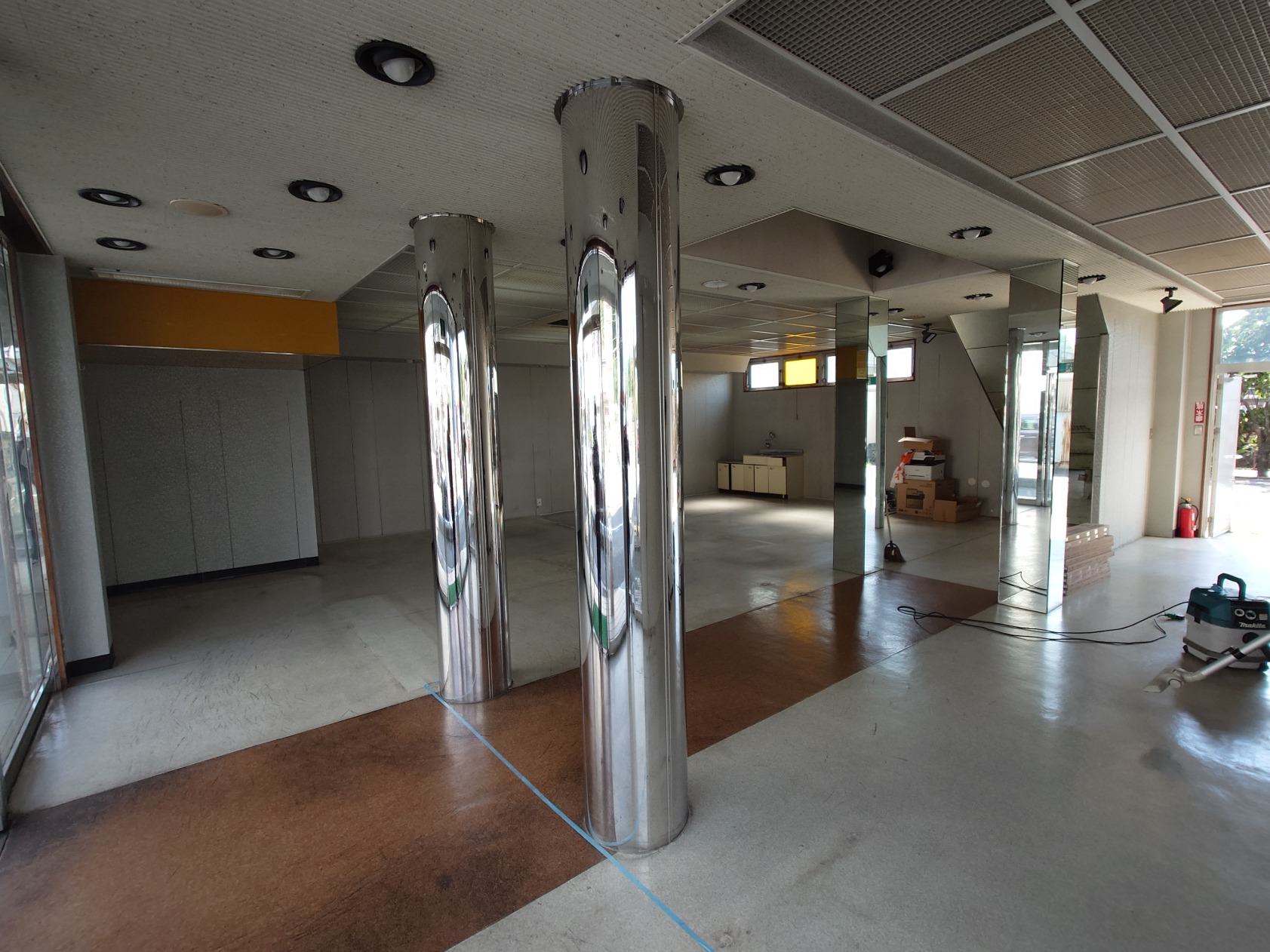 床材リフォーム1日目！！8月20日グランドオープン向けて 山口西京トーヨー住器 岩国営業所のブログ 写真1