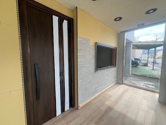【店舗リフォーム進捗⑤】リプラスの取り付け完了しました^^♪ 山口西京トーヨー住器 岩国営業所のブログ 写真2