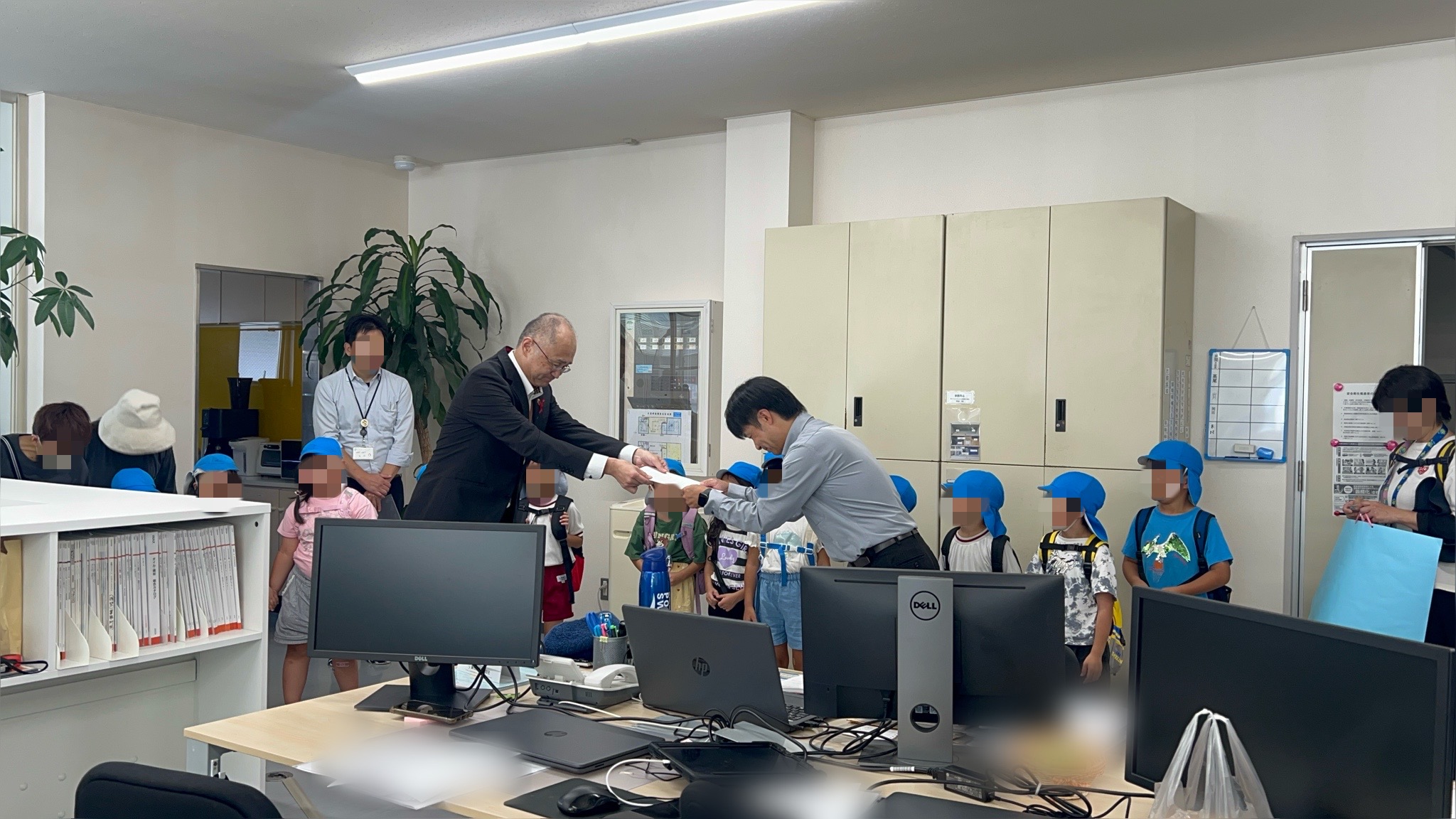 寄贈活動のご報告｜市長と園児の皆さんからあたたかい贈り物をいただきました☺️ 山口西京トーヨー住器 岩国営業所のブログ 写真1