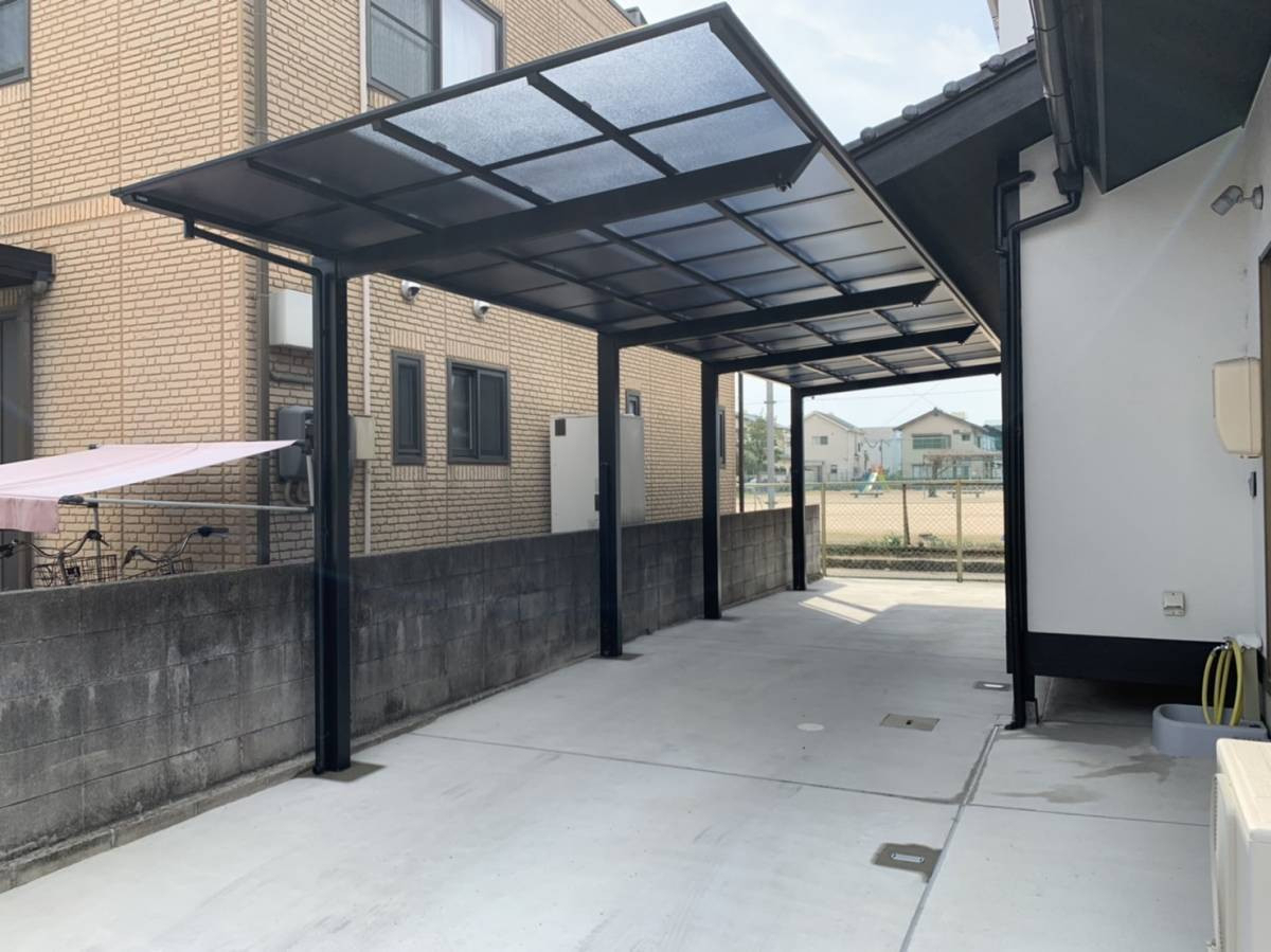山口西京トーヨー住器 岩国の岩国市・カーポート工事・縦に2台駐車できるカーポートを取り付けしましたの施工後の写真1