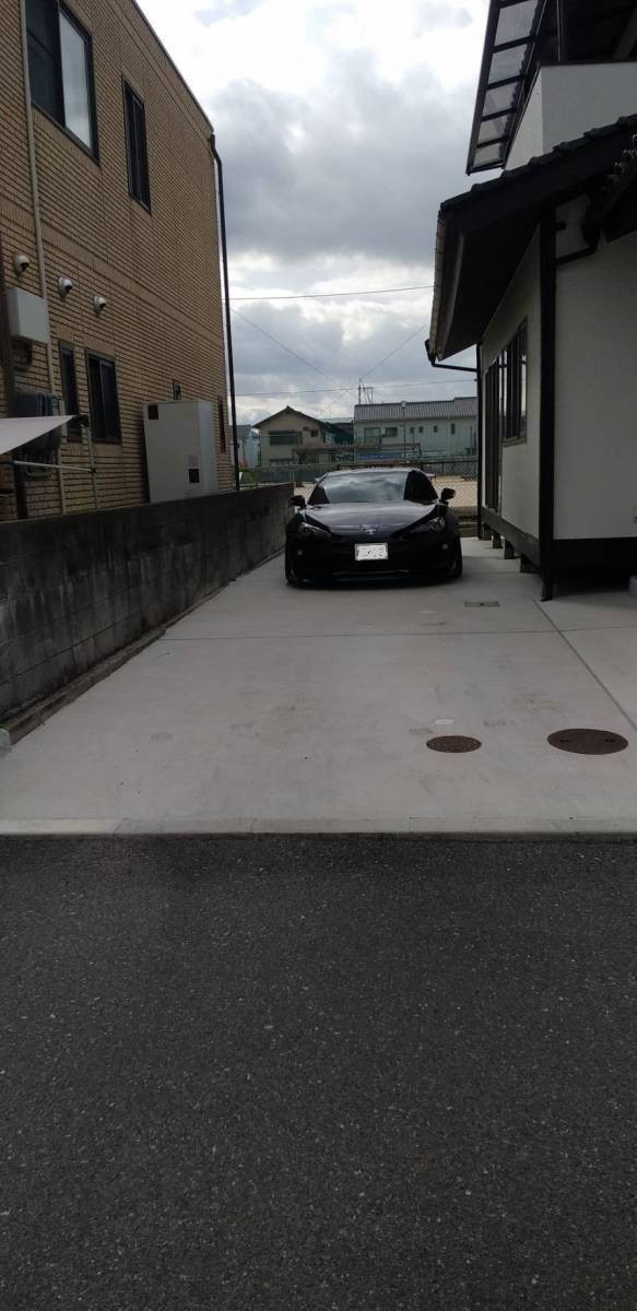山口西京トーヨー住器 岩国の岩国市・カーポート工事・縦に2台駐車できるカーポートを取り付けしましたの施工前の写真1