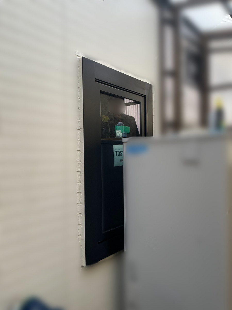 山口西京トーヨー住器 岩国営業所の浴室窓の破損をリプラスで解決！見た目も使い心地も改善(^^♪の施工後の写真1