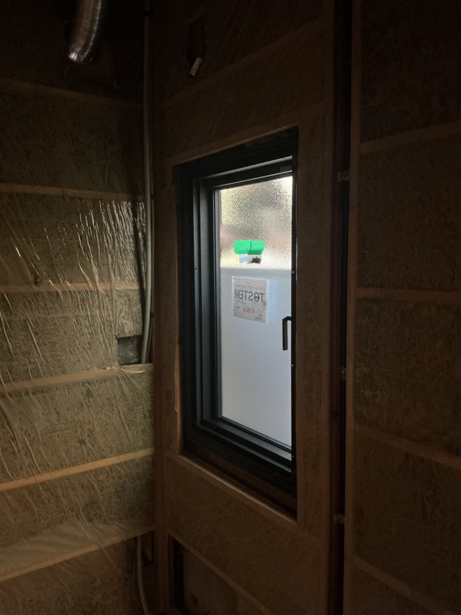 山口西京トーヨー住器 岩国営業所の浴室窓の破損をリプラスで解決！見た目も使い心地も改善(^^♪の施工後の写真2