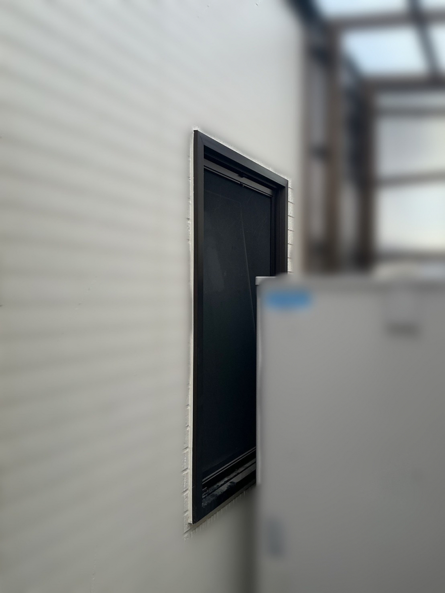 山口西京トーヨー住器 岩国営業所の浴室窓の破損をリプラスで解決！見た目も使い心地も改善(^^♪の施工前の写真1