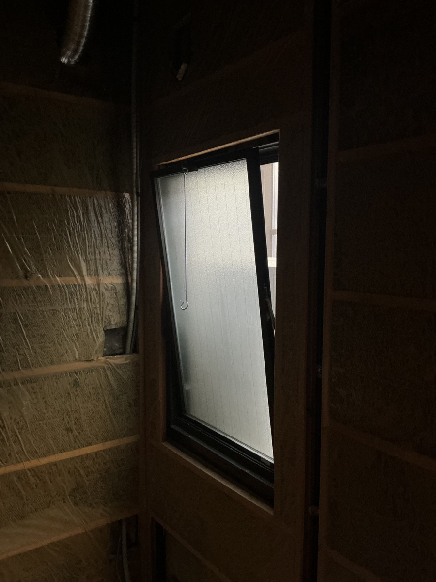 山口西京トーヨー住器 岩国営業所の浴室窓の破損をリプラスで解決！見た目も使い心地も改善(^^♪の施工前の写真2