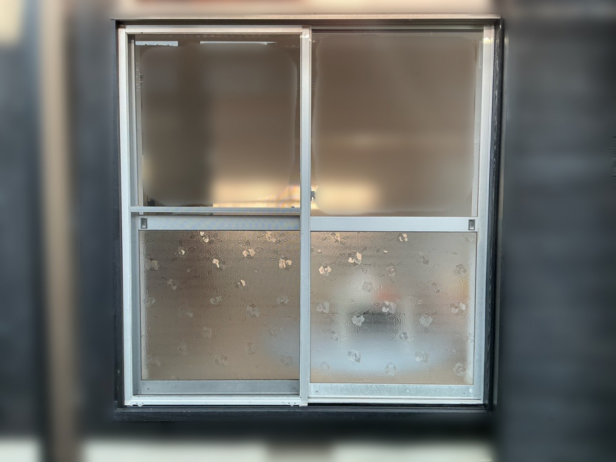 山口西京トーヨー住器 岩国営業所の中古物件の窓トラブルを改善！リプラスで住み心地が大きく向上🌸の施工前の写真1