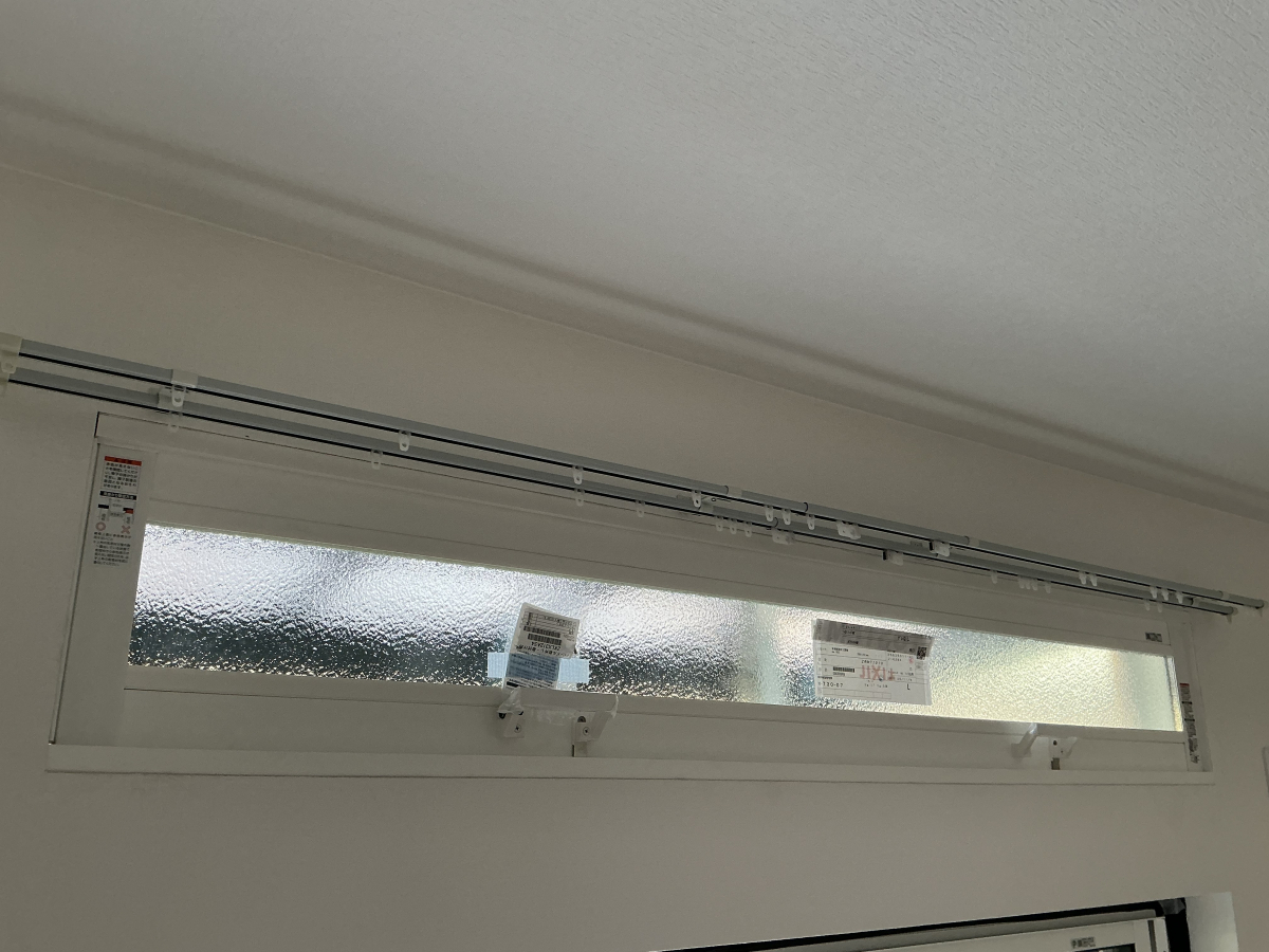 山口西京トーヨー住器 岩国営業所の視界を遮って快適に。インプラス（型ガラス）で安心・断熱リフォームの施工後の写真1