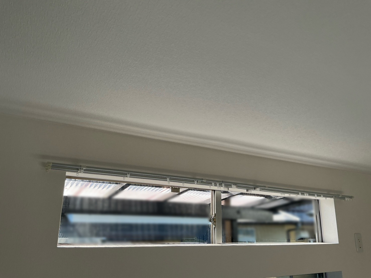 山口西京トーヨー住器 岩国営業所の視界を遮って快適に。インプラス（型ガラス）で安心・断熱リフォームの施工前の写真1