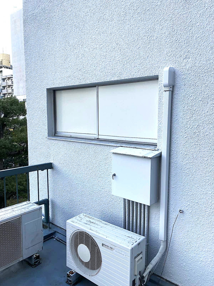 トータスエステート 白島店の【広島市中区】棚でふさがれた窓を“自然な外観”へ。安心の目隠しリフォームの施工後の写真1