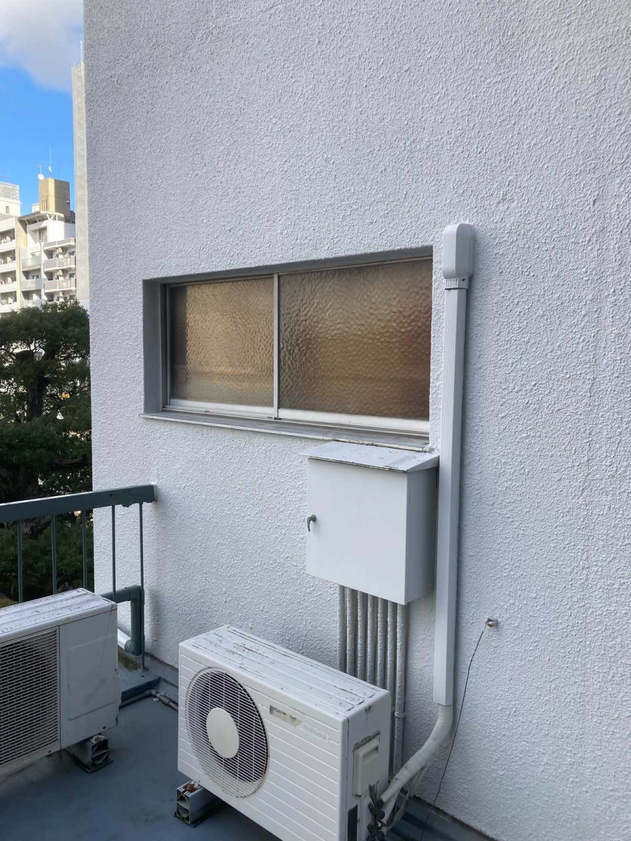 トータスエステート 白島店の【広島市中区】棚でふさがれた窓を“自然な外観”へ。安心の目隠しリフォームの施工前の写真1