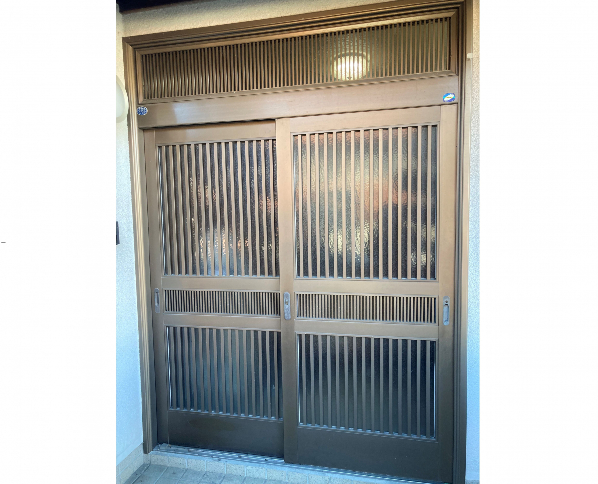 KENSUKEの【横浜市緑区】玄関引戸交換工事　リシェント玄関引戸の施工前の写真1