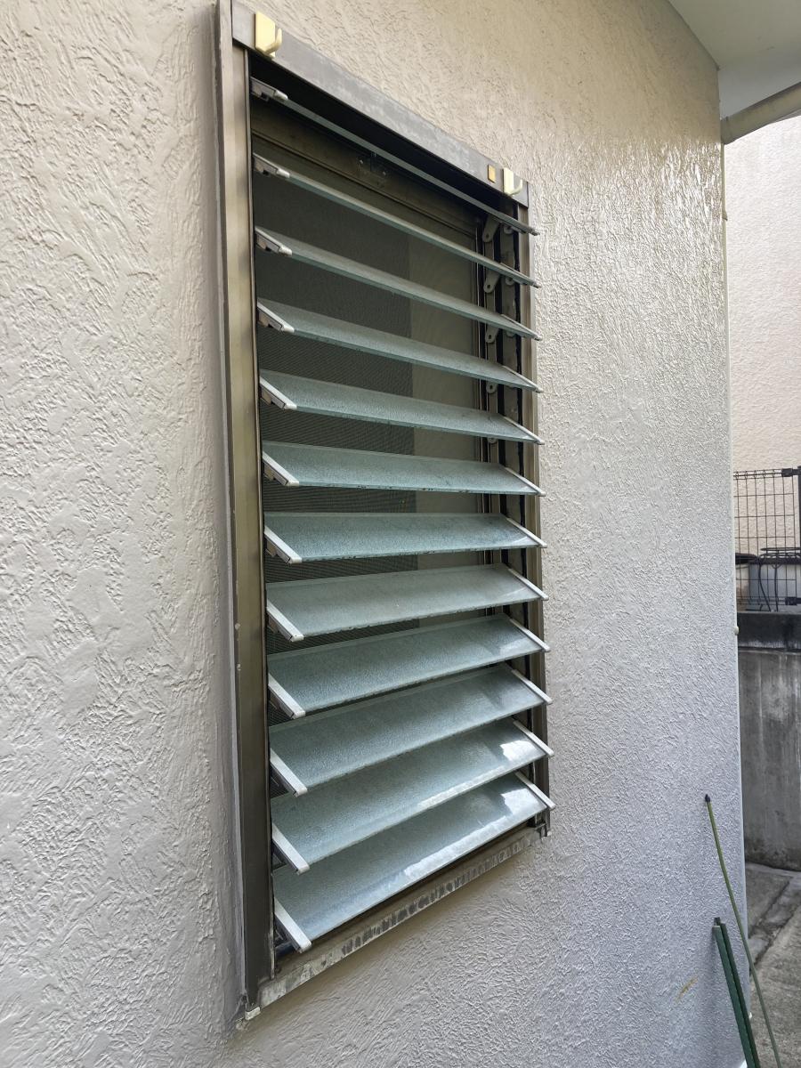 KENSUKEの【横浜市青葉区】補助金を活用した浴室窓交換工事　リプラスの施工前の写真1