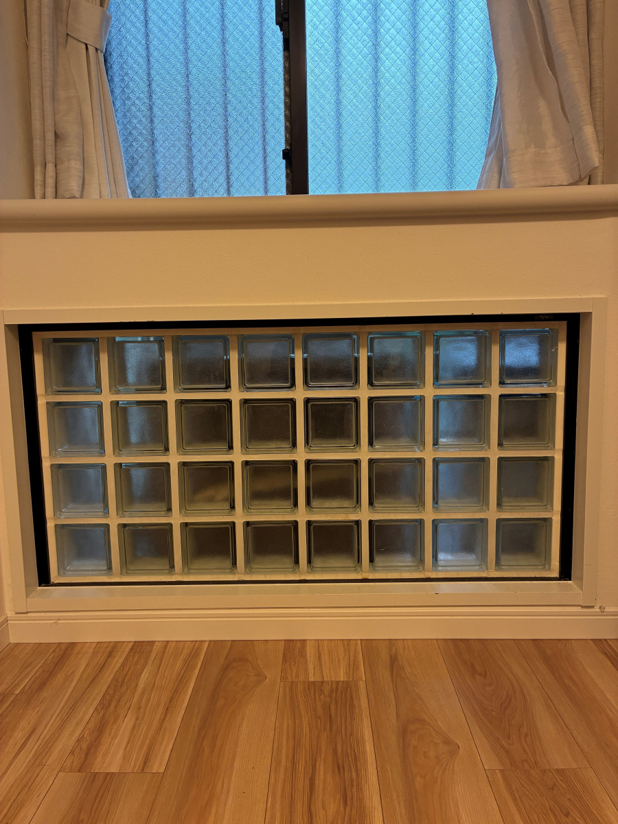 KENSUKEの【横浜市緑区】マンションガラスブロック窓　内窓設置工事　インプラスの施工前の写真1