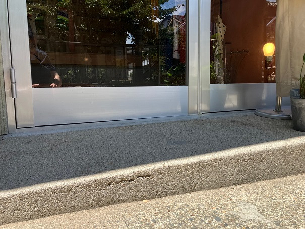 旭トーヨー住器の玄関の調整でスムーズに開閉の施工前の写真1