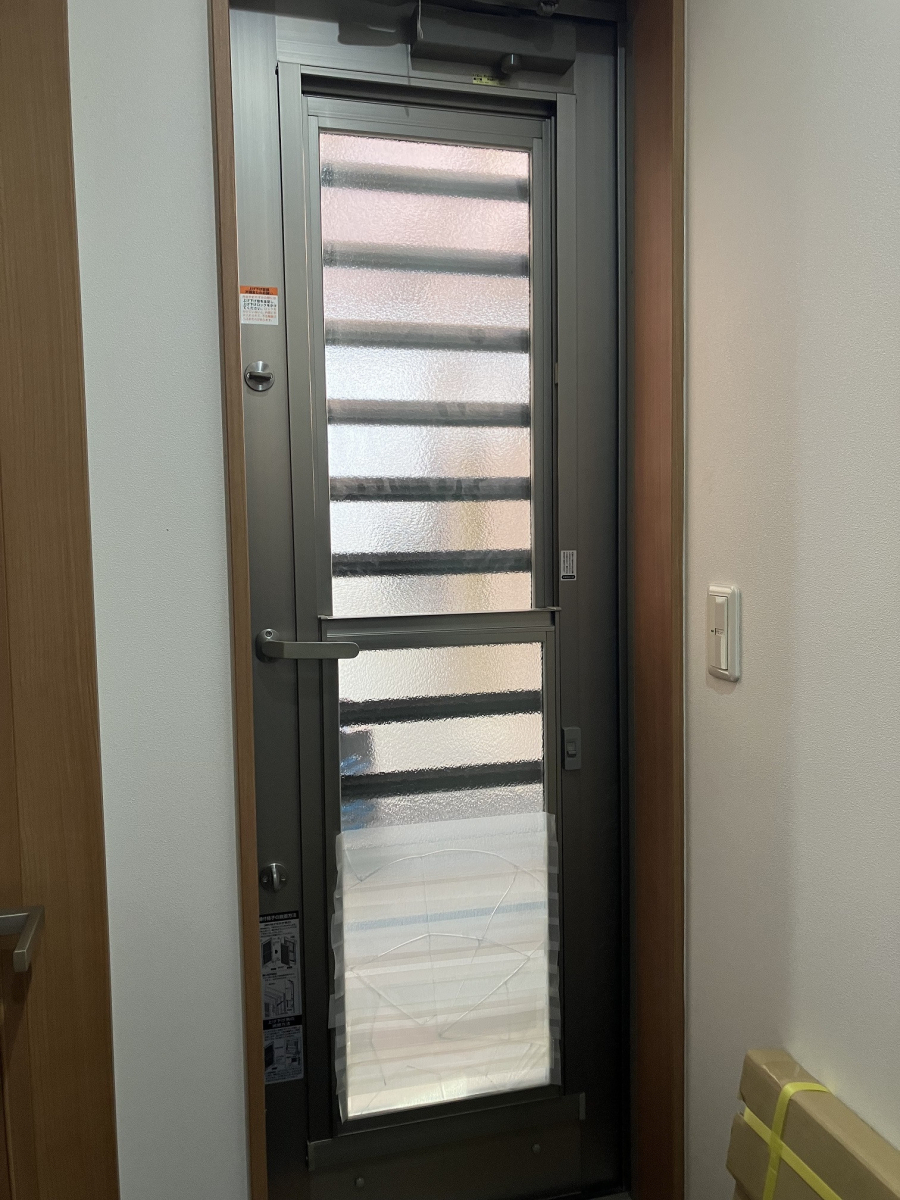 旭トーヨー住器の割れてしまった窓ガラスを迅速交換。安心して使える窓へ復旧しました。の施工前の写真1