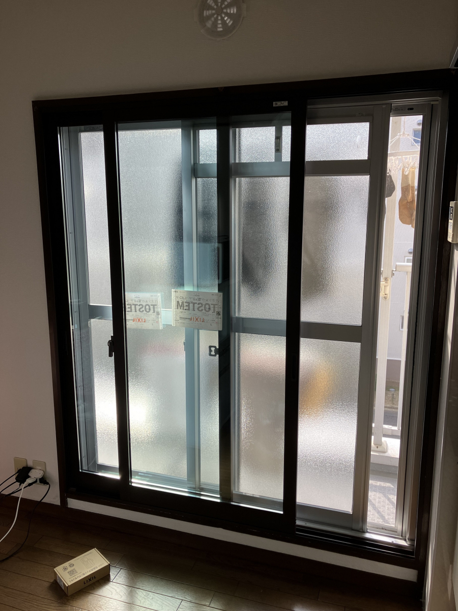 旭トーヨー住器の道路：鉄道の騒音と寒さを軽減する内窓リフォームの施工後の写真1