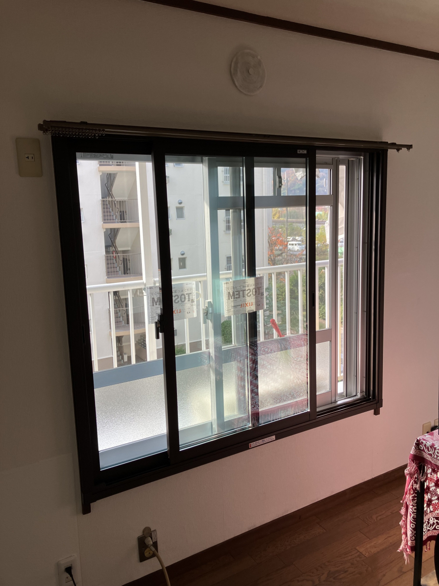 旭トーヨー住器の道路：鉄道の騒音と寒さを軽減する内窓リフォームの施工後の写真2